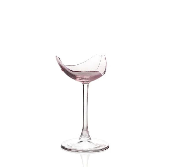 Gafas de vino rotas aisladas en blanco —  Fotos de Stock