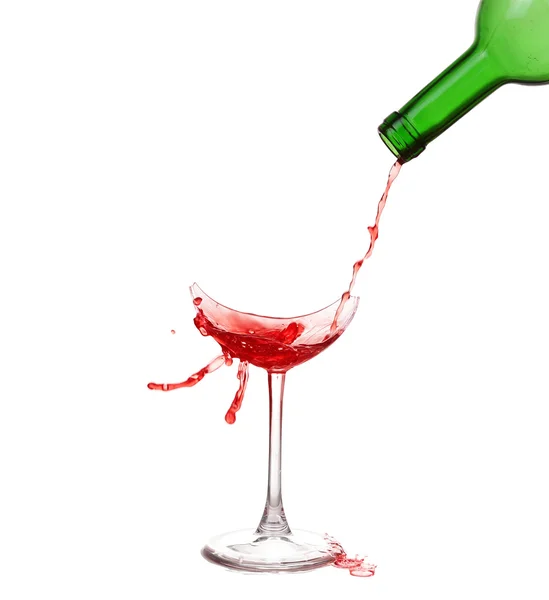 Copo partido com vinho e gotas, isolado sobre fundo branco — Fotografia de Stock