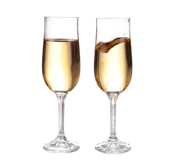 Två glas champagne. isolerad på vita bak — Stockfoto