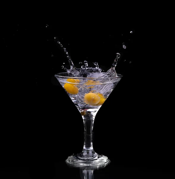 Cocktail di vermut all'interno bicchiere martini su sfondo scuro — Foto Stock