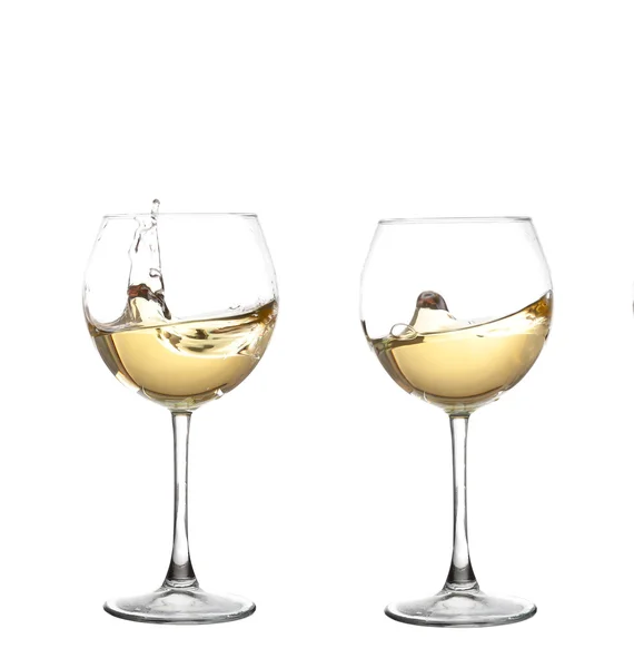 Vino bianco turbinante in un bicchiere di vino calice, isolato su un bianco — Foto Stock