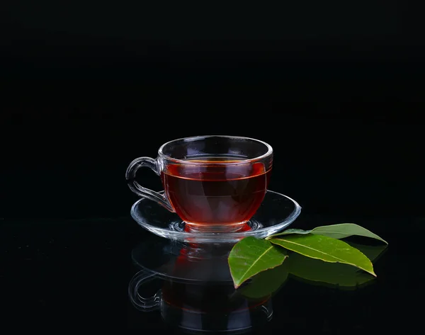 Taza de té de vidrio sobre fondo negro . — Foto de Stock