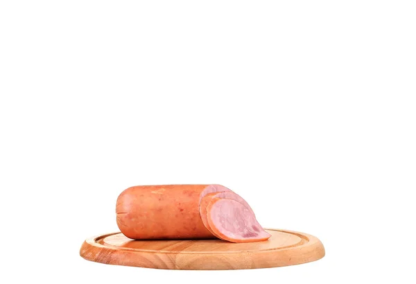 Grande pezzo di prosciutto con fette tagliate su piatto di legno, isolato su fondo bianco — Foto Stock