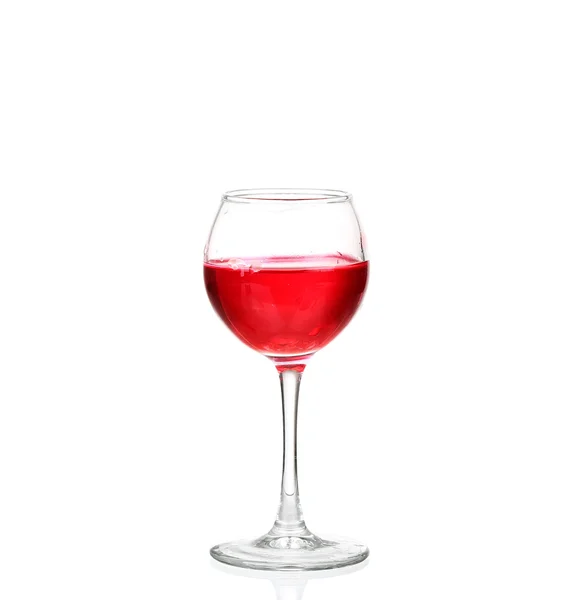 Vin rouge dans un verre isolé sur fond blanc - image photo réaliste - avec chemin de clip — Photo