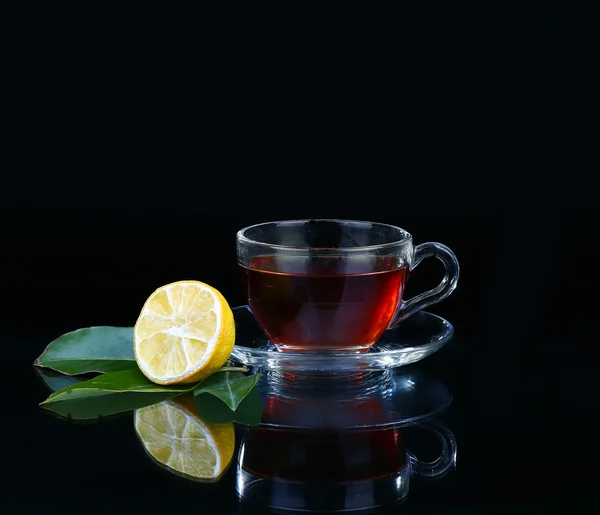 Taza de té de vidrio sobre fondo negro . — Foto de Stock