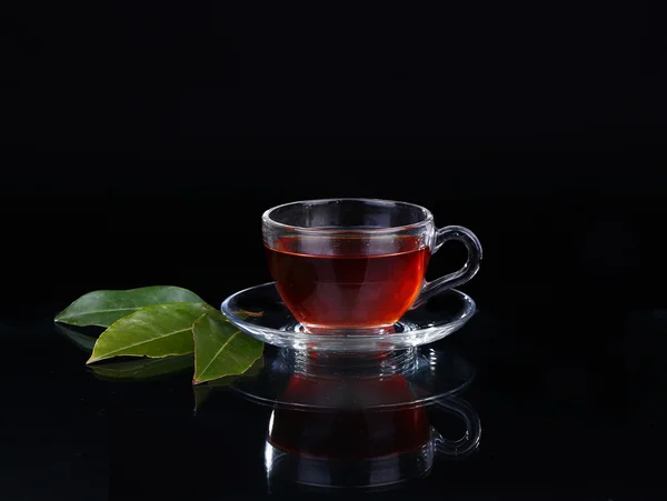 Glas kopp te på svart bakgrund. — Stockfoto