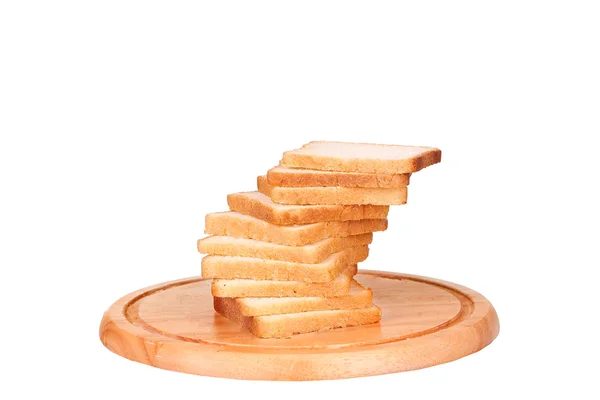 Szeletelt kenyér a egy elszigetelt fehér fa vágódeszka — Stock Fotó
