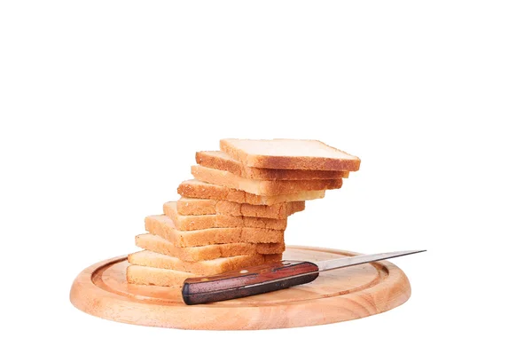 Plátky chleba na dřevěné prkénko izolovaných na bílém — Stock fotografie