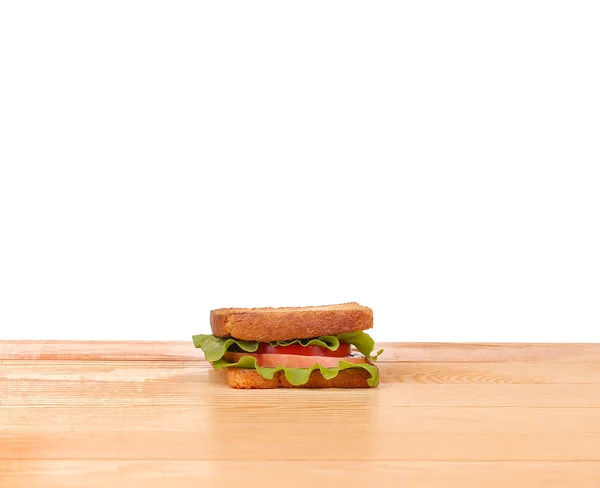 Grand sandwich aux légumes frais sur planche de bois sur fond blanc — Photo