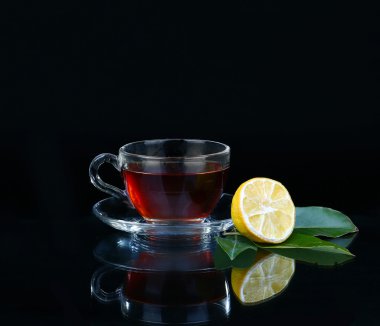 Cam bardak çay siyah arka plan üzerine.