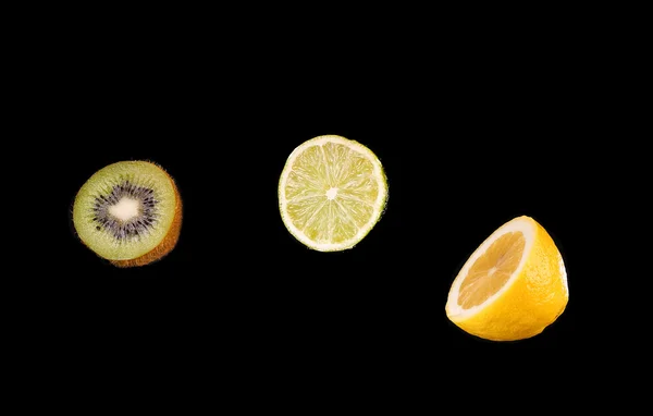 Citrusfrukter på svart bakgrund — Stockfoto