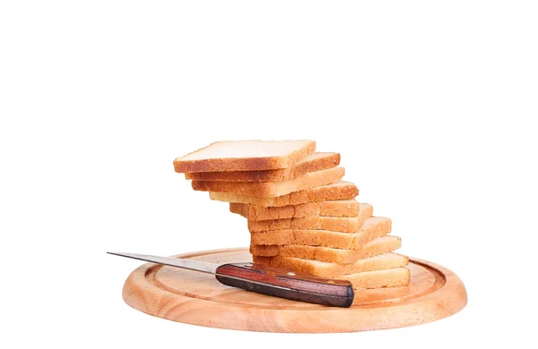 Pão fatiado em uma tábua de corte de madeira isolada em branco — Fotografia de Stock