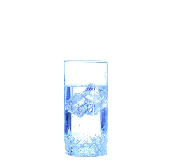 Стакан воды, льда и ломтик свежего лимона на белом фоне — стоковое фото