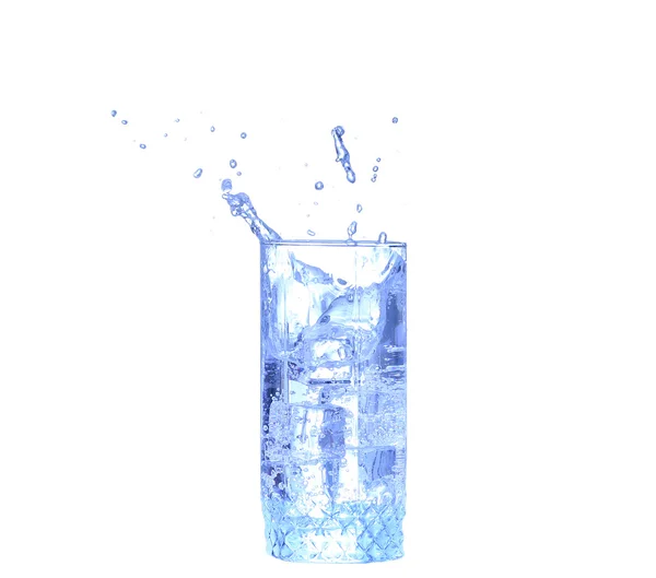 Un vaso de agua, hielo y rodaja de limón fresco sobre un fondo blanco —  Fotos de Stock