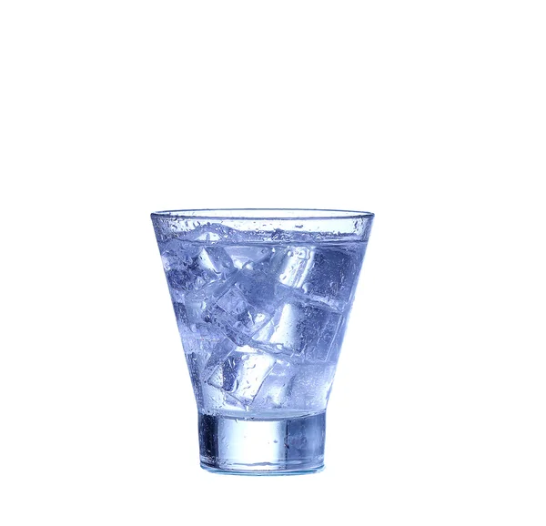 Glas water, ijs en schijfje verse citroen op een witte achtergrond — Stockfoto