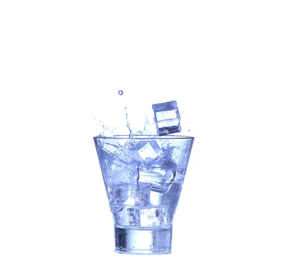 Un vaso de agua, hielo y rodaja de limón fresco sobre un fondo blanco — Foto de Stock