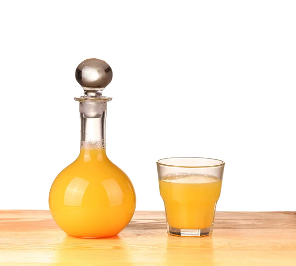 Jugo de naranja fresco con fruta en rodajas sobre el fondo de madera — Foto de Stock