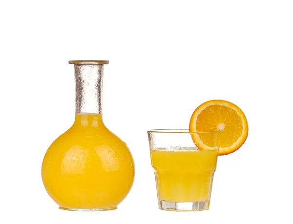 Orangensaft auf weißem Hintergrund — Stockfoto