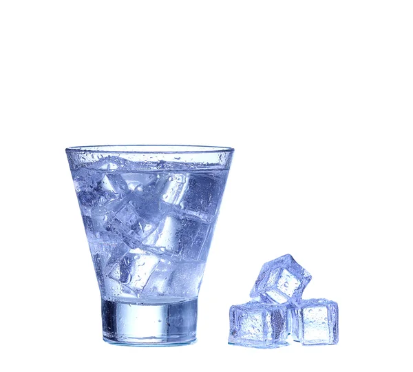 Glas Wasser, Eis und frische Zitronenscheibe auf weißem Hintergrund — Stockfoto