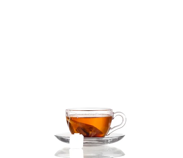 Tasse Tee mit Teebeutel auf weißem Hintergrund — Stockfoto