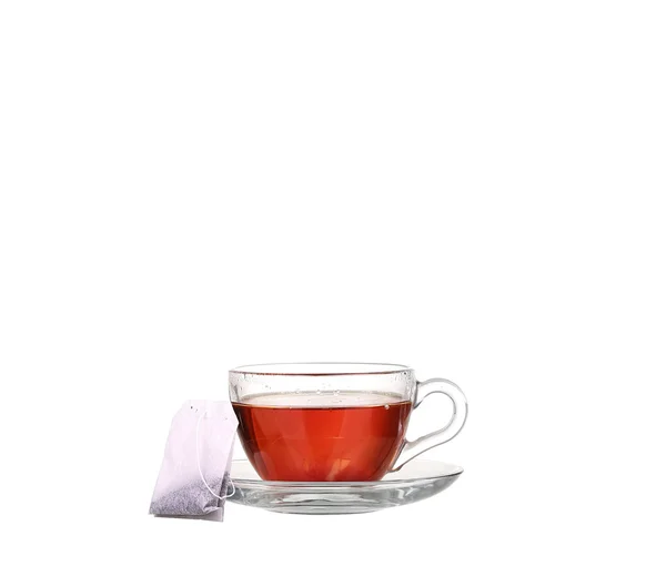 Beyaz arkaplanda çay poşeti olan bir fincan çay. — Stok fotoğraf