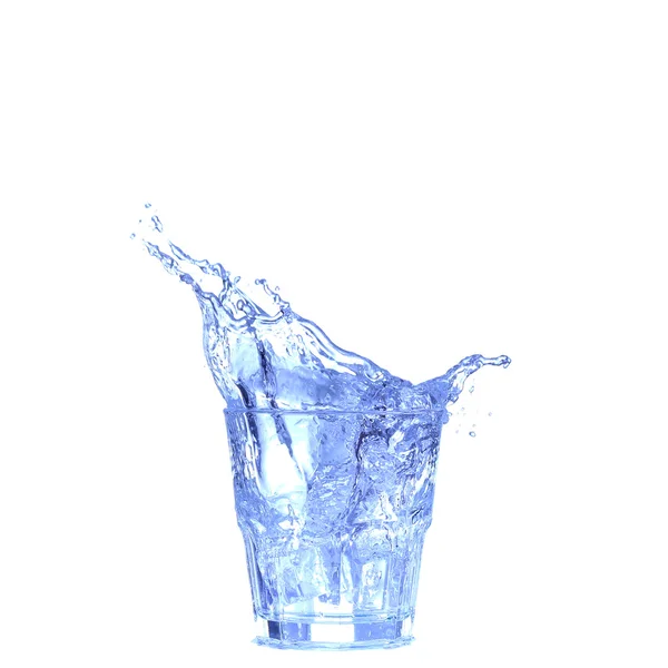 Glas water, ijs en schijfje verse citroen op een witte achtergrond — Stockfoto