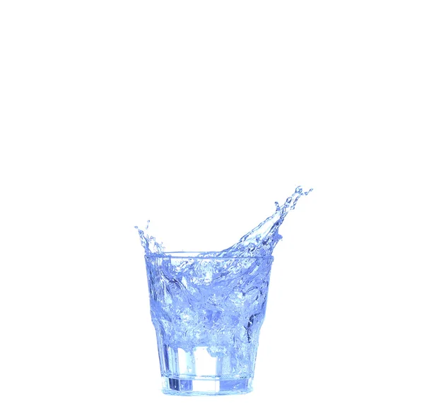 Pohár víz, jég és szelet friss citrom, fehér alapon — Stock Fotó