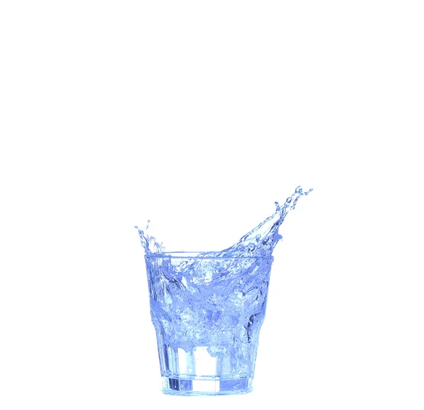 Glas water, ijs en schijfje verse citroen op een witte achtergrond — Stockfoto