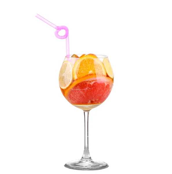 Jarro com uma bebida refrescante com fatias de limão de laranja e kiwi no fundo branco — Fotografia de Stock