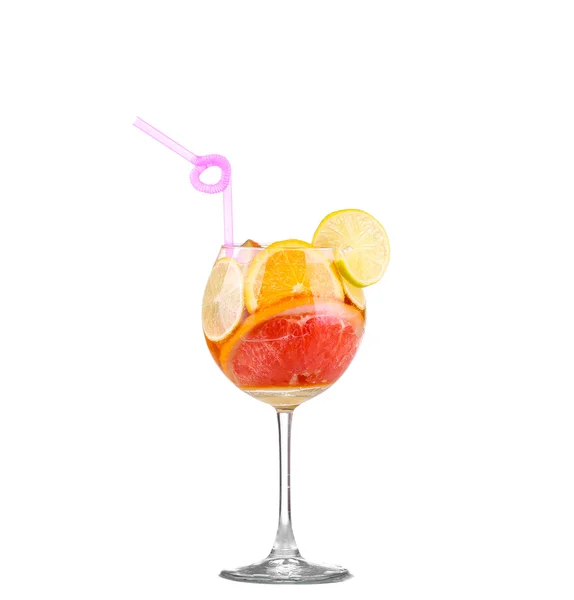 Pichet avec une boisson rafraîchissante avec des tranches de citron d'orange et kiwi sur fond blanc — Photo