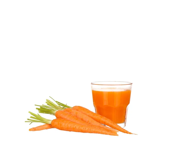 Wortelsap en plakjes wortel geïsoleerd op wit — Stockfoto