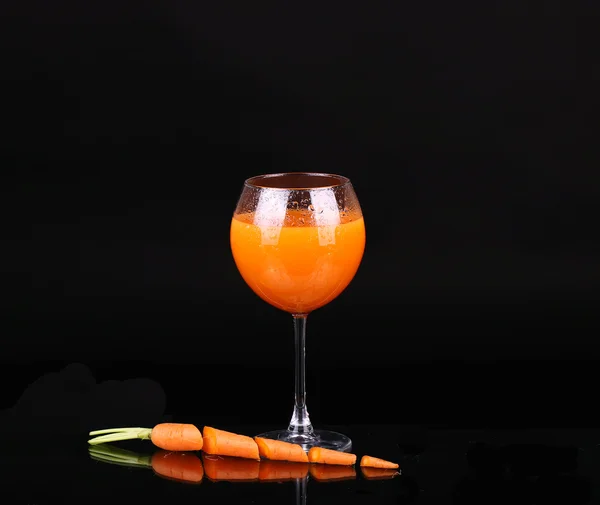 Zanahorias y jugo en un vaso —  Fotos de Stock