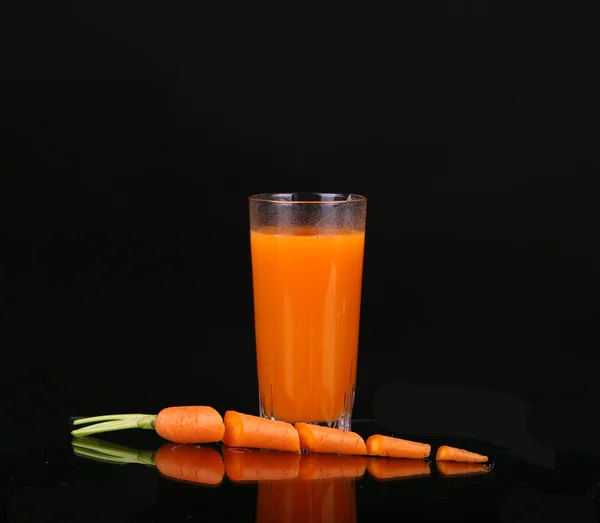 Morötter och juice i ett glas — Stockfoto