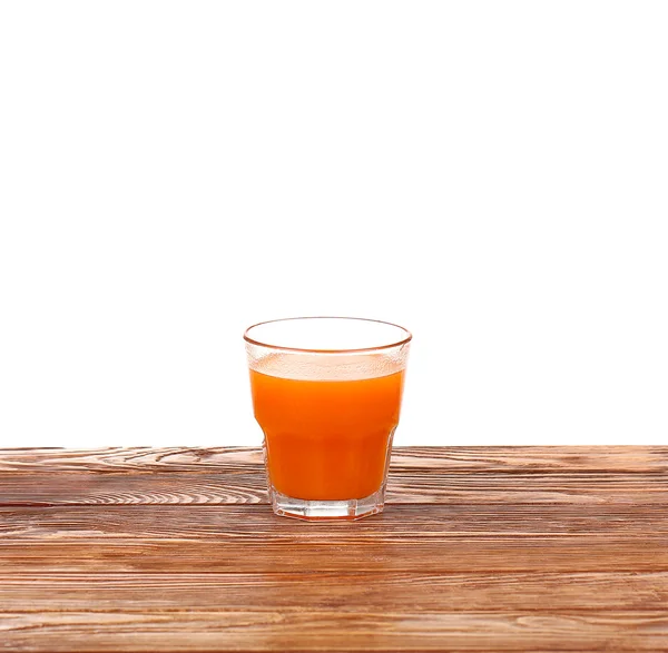 Karottensaft im Glas mit frischen Bio-Karotten auf weißem Holztisch — Stockfoto
