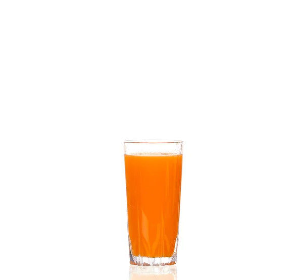 Zumo de zanahoria y rodajas de zanahoria aisladas sobre blanco — Foto de Stock