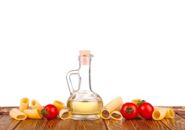 pişmemiş makarna ve beyaz arka plan ve cherie izole sebze yiyecek