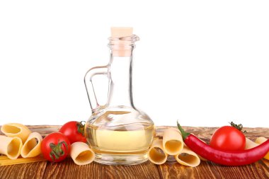 pişmemiş makarna ve beyaz arka plan ve cherie izole sebze yiyecek