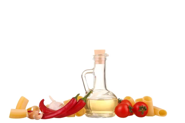 Ingredientes para pasta. Espaguetis, cherie, chile, aceite, ajo aislado en blanco — Foto de Stock