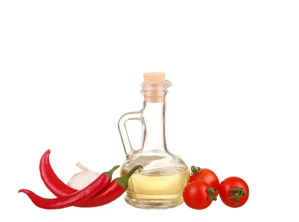 Ingredientes para pasta. Espaguetis, cherie, chile, aceite, ajo aislado en blanco — Foto de Stock