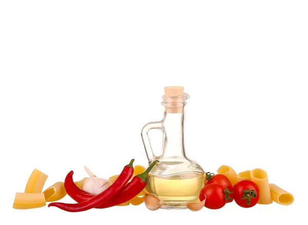 Ingredientes para pasta. Espaguetis, cherie, chile, aceite, ajo aislado en blanco — Foto de Stock