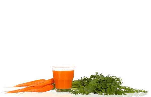 Glas wortelsap en verse wortelen geïsoleerd op wit — Stockfoto