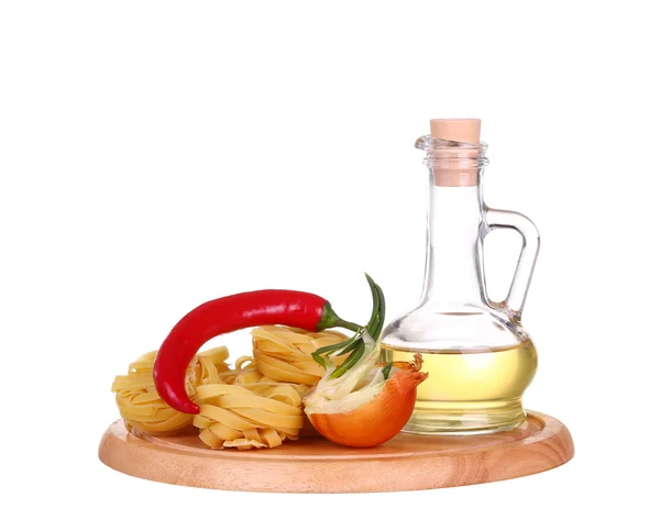 Rå pasta och mat grönsaker isolerad på vit bakgrund och cherie — Stockfoto
