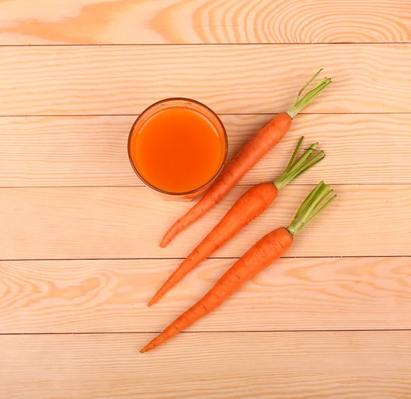 Cibo sano - carote e succo di carote — Foto Stock