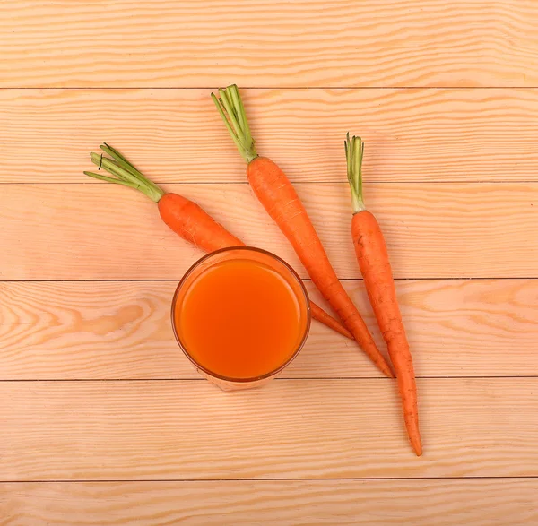 Cibo sano - carote e succo di carote — Foto Stock