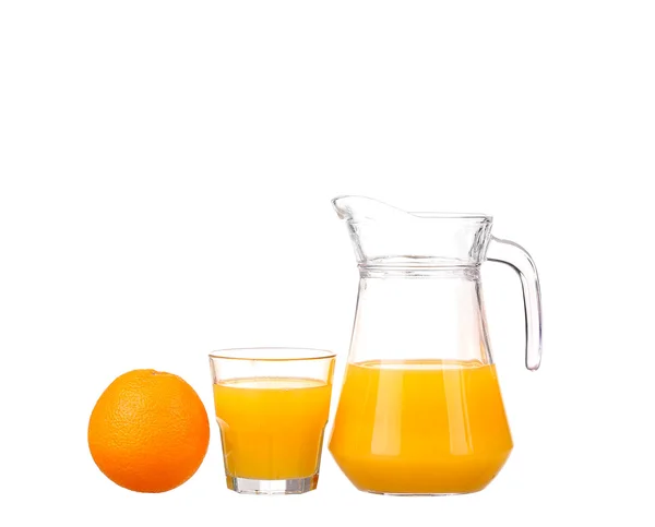 Orangensaft und Orangenscheiben isoliert auf weiß — Stockfoto