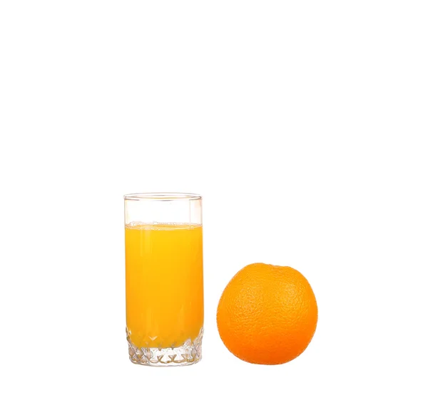 Jus d'orange et tranches d'orange isolées sur blanc — Photo