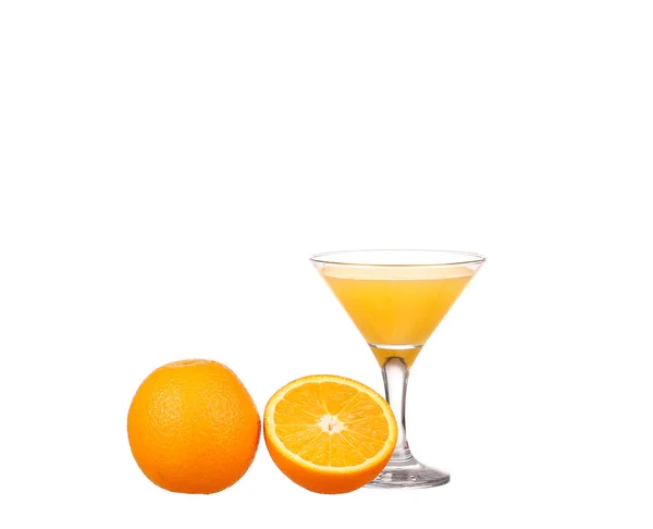 Orangensaft und Orangenscheiben isoliert auf weiß — Stockfoto