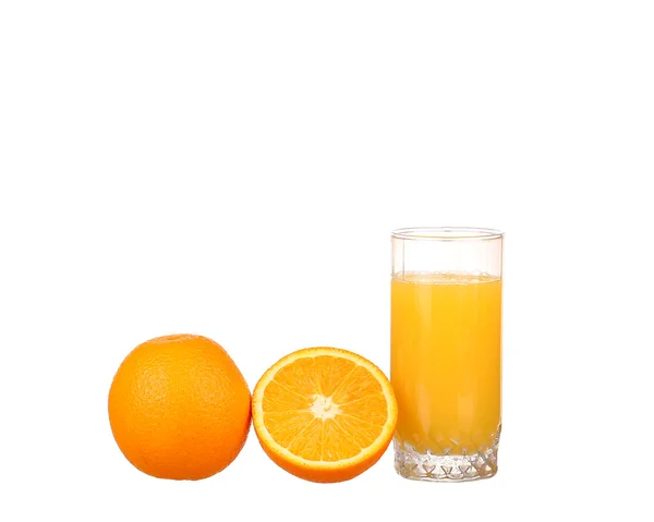 Orangensaft und Orangenscheiben isoliert auf weiß — Stockfoto