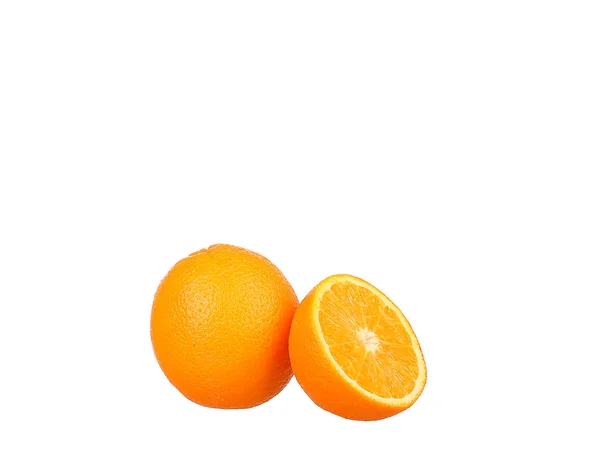 Orange frukt hälften och två segment eller cantles isolerad på vit bakgrund cutout — Stockfoto