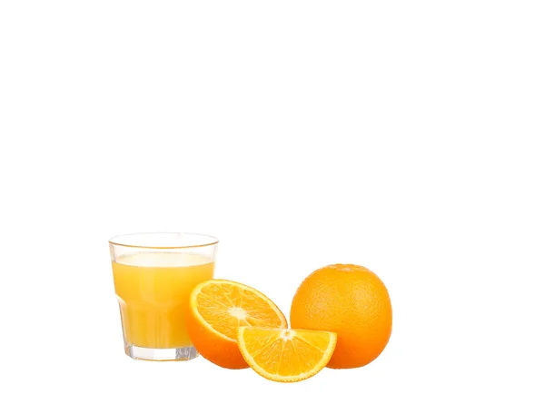 Orangensaft und Orangenscheiben isoliert auf weiß — Stockfoto